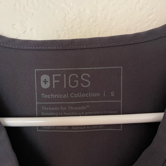 Very New Figs scrub top in size S color CHARCOAL - Picture 3 of 3